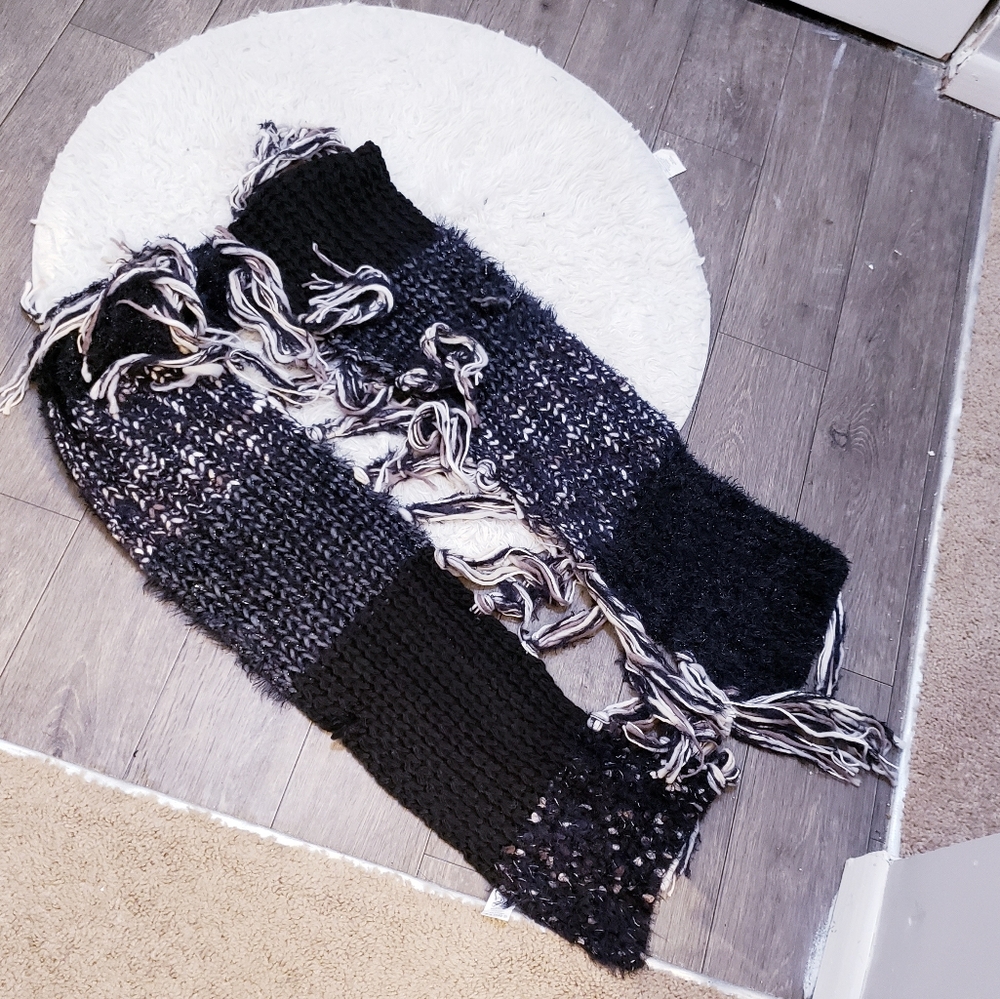 NWT Tassel trim knit winter raiders Scarf